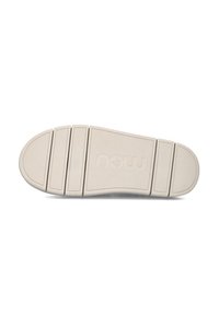 Vlakke zool van een sneaker, gemaakt van licht rubber, met horizontale groeven en een ronde neus. Gestructureerd oppervlak met het merklogo diep in het materiaal gedrukt.