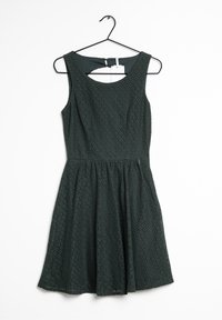 Vestido sin mangas de color verde oscuro con una tela texturada y estampada; corsé ajustado que se extiende a una falda acampanada. Incluye una abertura en la parte posterior en forma de llave.