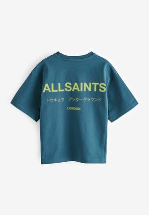 Tee aus tealfarbenem Baumwollstoff mit kurzen Ärmeln. Mit großem gelbem Text "ALLSAINTS" und zusätzlichem Text in Japanisch. Gerader Saum.
