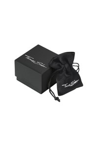 Scatola di gioielli nera Thomas Sabo e sacchetto con cordoncino con logo bianco su sfondo bianco.