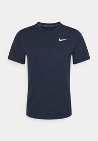 Camiseta de Nike Dri-FIT en azul marino con cuello en V, mangas cortas y un logotipo blanco de swoosh en el lado izquierdo del pecho. Textura de tejido suave.