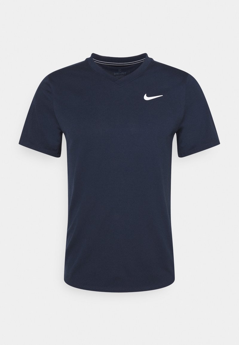 Camiseta de Nike Dri-FIT en azul marino con cuello en V, mangas cortas y un logotipo blanco de swoosh en el lado izquierdo del pecho. Textura de tejido suave.
