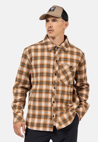 Braun-orange karierte Flanellhemd mit Button-Down-Kragen, langen Ärmeln, Brusttasche und schwarzen Knopfakzenten.