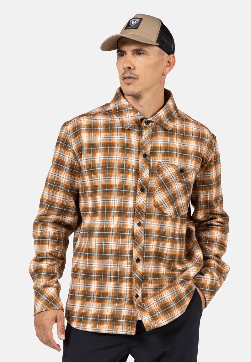 Brązowa i pomarańczowa koszula flanelowa w kratę z kołnierzykiem typu button-down, długimi rękawami, kieszenią na piersi oraz czarnymi guzikami jako akcentami.