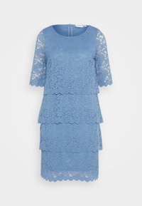 Robe en dentelle bleue à manches courtes, avec un design en couches, des bords festonnés et des motifs floraux. Fermeture éclair au dos. Tissu texturé.