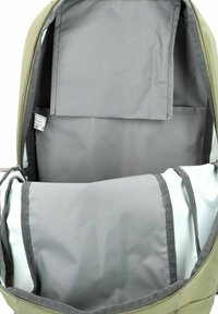 Zaino in tessuto verde con interno grigio. Due compartimenti: uno grande con una tasca piatta, l'altro più piccolo con un divisore grigio chiaro. Chiusura con zip.