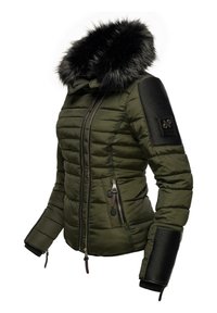 Giacca puffer verde oliva con cappuccio in pelliccia sintetica nera staccabile. Presenta dettagli a coste neri sulle maniche e molteplici tasche con zip.