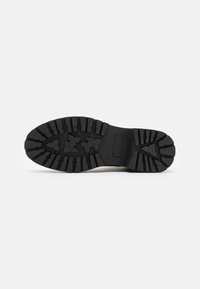 XTI Botas con plataforma - black