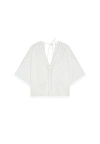 Blouse blanche avec un profond décolleté en V, manches kimono courtes et broderies délicates. Finition avec un ourlet festonné et une fermeture à nouer à l'arrière.
