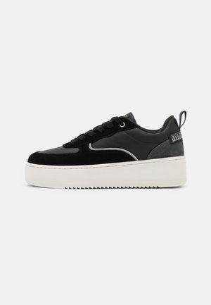 Sneaker nera con un mix di pelle e camoscio, suola piatta bianca, dettagli grigi e texture sui lati e sul tallone.