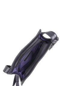 Borsa in pelle nera con esterno testurizzato, apertura superiore e foderatura viola. Presenta più scomparti e una tracolla per il trasporto.