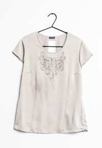 Top corto e grigio chiaro a maniche corte realizzato in tessuto morbido, con ricami decorativi a motivo floreale sul collo e uno spacco laterale.
