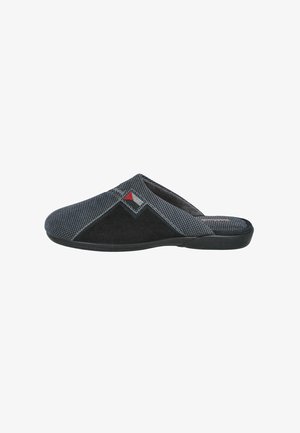 Zapato slip-on negro y gris con un upper texturizado, que presenta un diseño de patrones diagonales y un pequeño acento en forma de triángulo rojo. Suela plana negra.