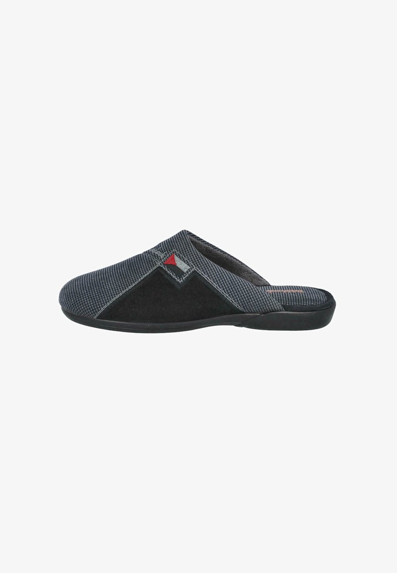 Zapato slip-on negro y gris con un upper texturizado, que presenta un diseño de patrones diagonales y un pequeño acento en forma de triángulo rojo. Suela plana negra.