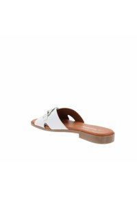 Infradito bianca con punta scoperta, dettaglio in metallo argentato e soletta color beige. La suola è piatta con un design brown testurizzato.