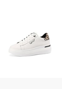 Sneaker bianco con tomaia in pelle liscia, logo nero e accentuazione con stampa leopardata sul tallone. Presenta una suola spessa e bianca.