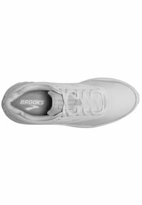 Vit träningsskor med en slät yta, med snörningsdesign och "BROOKS"-logotyp på innersulan. Böjd silhuett och minimala akcenter.