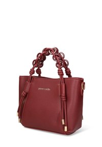 Piccola borsa a mano in pelle bordeaux con manici intrecciati, dettagli in ottone dorato e logo "pierre cardin" sulla parte frontale.