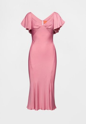 Vestido de satén rosa con silueta ajustada, escote en V, mangas cortas acampanadas y un leve movimiento en el dobladillo. Presenta un detalle central de pliegue.