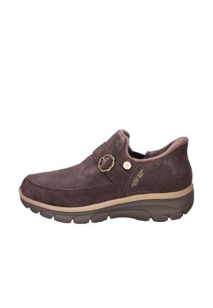 Chaussure marron en daim à enfiler avec semelle rembourrée, boucle métallique décorative et petit talon conçue pour le confort et le soutien.