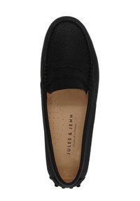 Schwarze Lederloafers mit strukturiertem Finish, gesteppten Akzenten und weichem Innenfutter. Mit markiertem Fußbett und abgerundeter Gummisohle.