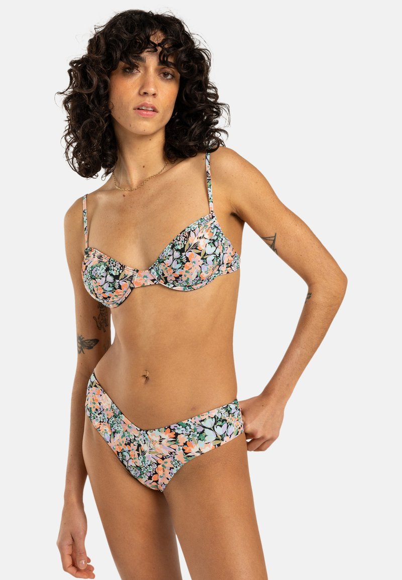 Kwiatowy zestaw bikini z czarnym tłem i brzoskwiniowymi oraz zielonymi kwiatami, zawiera usztywniany top z regulowanymi ramiączkami oraz dopasowane niskosiedzące majtki.