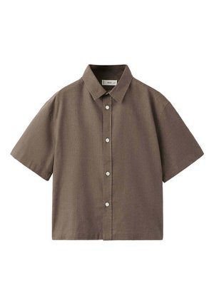 Bruin overhemd met korte mouwen en knopen, klassieke kraag en witte knopen aan de voorkant, plat weergegeven op een witte achtergrond.