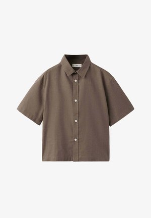 Braunes kurzärmliges Hemd mit Knopfleiste, klassischem Kragen und weißen Knöpfen vorne, flach auf weißem Hintergrund dargestellt.