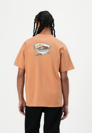 Converse LOCAL RAMEN - Print T-shirt - clay court