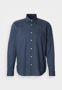 Ναυτικό μπλε πουκάμισο με κουμπιά και μακριά μανίκια, με μικρό καρό σχέδιο, μία θήκη στο στήθος και λευκά κουμπιά σε απλό φόντο.