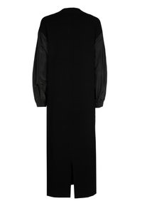 Lang schwarzes Kleid mit einem soliden Strickoberteil und gepufften schwarzen Satinärmeln. Beinhaltet einen Rückenverschluss am Saum für zusätzliche Beweglichkeit.