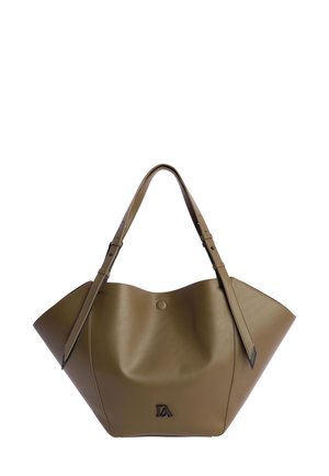 Bolso de mano de cuero verde oliva con lados triangulares anchos, correas de hombro ajustables, cierre a presión magnético y pequeño logo de metal negro en la parte frontal.