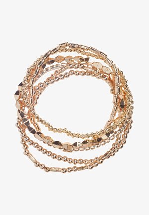 Pulsera de múltiples hilos en tono dorado que presenta diversas formas de cuentas, incluyendo diseños redondos, hexagonales y tubulares, con un acabado pulido.