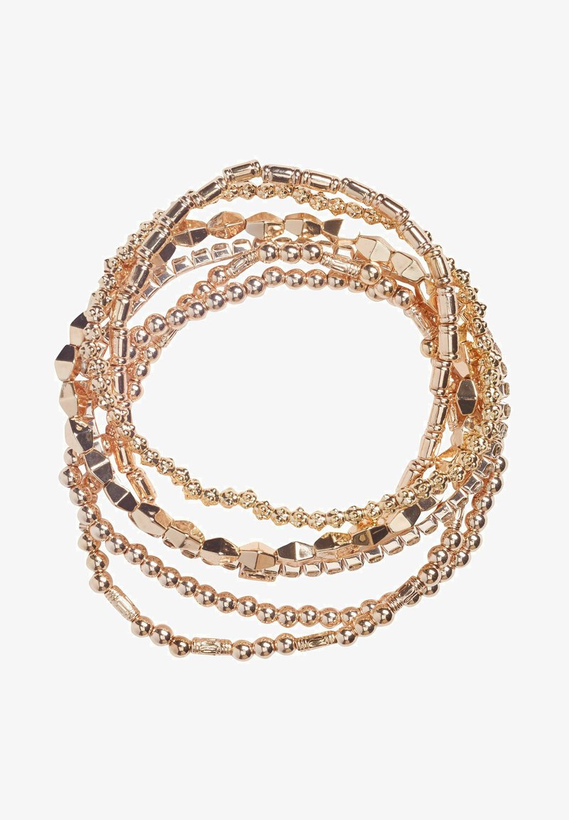 Armbandet med flera trådar i guldton har olika pärlformer, inklusive runda, hexagonala och tubformade mönster, med en polerad finish.