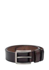 Bruine leren riem met een zilveren metalen gesp, voorzien van een gladde textuur en een klassiek ontwerp. Inclusief een dubbele lus houder en maatmarkering.