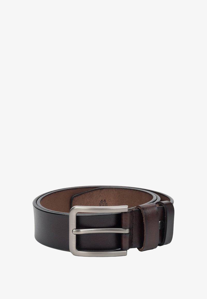 Bruine leren riem met een zilveren metalen gesp, voorzien van een gladde textuur en een klassiek ontwerp. Inclusief een dubbele lus houder en maatmarkering.