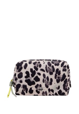 Bolso cosmético de tela suave, con estampado de leopardo negro y gris sobre un fondo claro, con cierre de cremallera amarillo y detalle de logo.