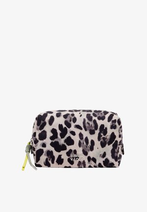 Bolso cosmético de tela suave, con estampado de leopardo negro y gris sobre un fondo claro, con cierre de cremallera amarillo y detalle de logo.