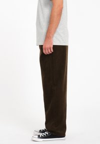 Volcom FREAZY LOOSE - Pantaloni - dark brown
