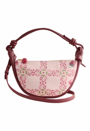 Růžová crossbody kabelka ve tvaru půlměsíce s tmavě červenými úchyty, potiskem jahod, detaily s uzly na popruzích a zipem ve tvaru jahody.