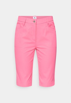 Ružičaste bermuda hlače s ravnim prednjim dijelom, zatvaranjem na gumb, dva prednja džepa i savijenim rubovima. Izrađene od glatkog, laganog materijala.