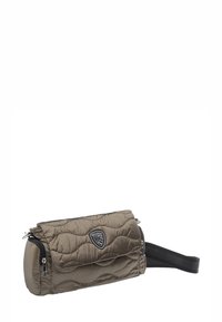 Kleine olivgrüne gesteppte Umhängetasche mit Reißverschlussfächern und schwarzem verstellbarem Riemen, mit einem gestickten Logopatch vorne.