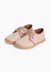 Espadrillas in tela rosa chiaro con suole in juta intrecciata e lacci piatti in cotone, con punta e tallone rotondi, design minimal e senza decorazioni.