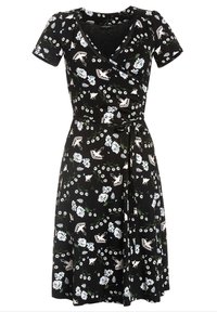 Czarna sukienka o kroju kopertowym z krótkimi rękawami, ozdobiona białymi i niebieskimi motywami kwiatowymi oraz ptasimi wzorami, z paskiem w talii.
