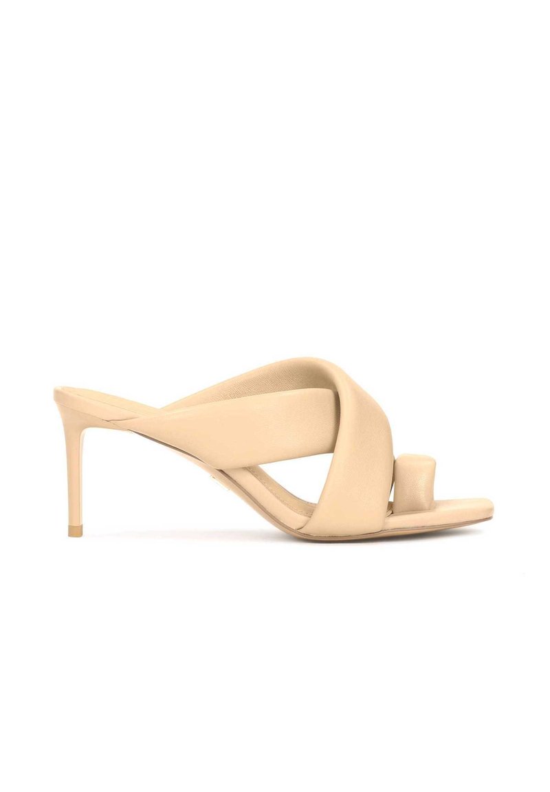 Sandale cu baretă între degete