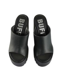 Juodi platform tipo šlepetės iš tekstūruotos medžiagos su atvira nosimi. Yra išryškintas bold "BUFF" prekės ženklas ant vidpadžio ir masyvus padas.
