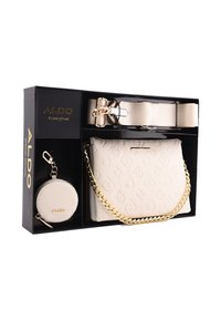 Sac à main en similicuir beige avec motif embossé, poignée chaîne dorée et porte-monnaie rond assorti. Comprend une bandoulière beige. Emballage en coffret cadeau.