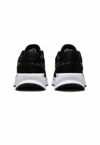 Schwarze Sportschuhe mit einem strukturierten Mesh-Obermaterial, roten und weißen Akzenten sowie einer weißen Zwischensohle; verfügen über eine flexible Gummisohle für besseren Halt.