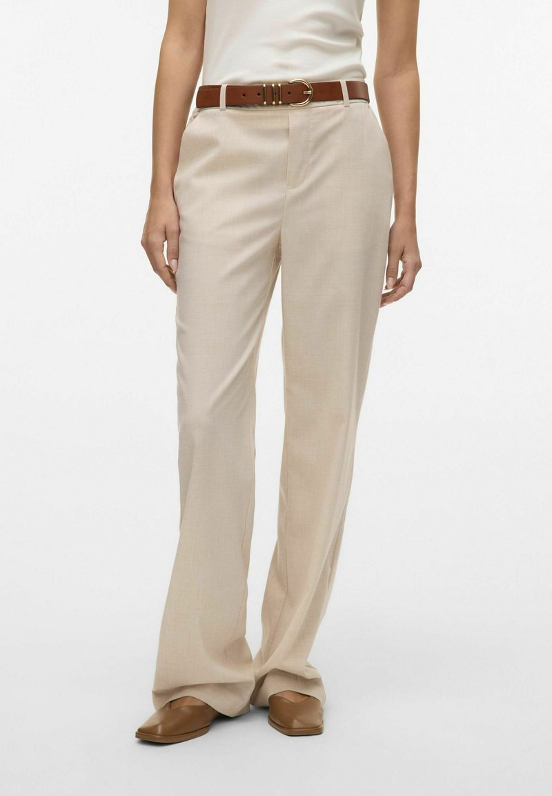 Beige kalhoty s hladkou texturou, se hnědým páskem se zlatou sponou. Kalhoty mají rovný střih a elegantní fit.