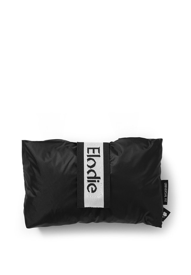 Musta pehmustettu tyyny, jossa on pehmeä pinta. Siinä on erottuva valkoinen hihna mustalla tekstillä ja pieni etiketti sivussa.